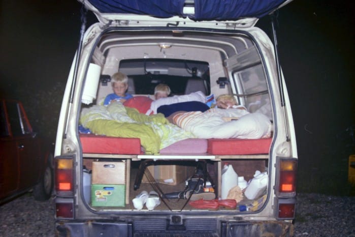 Bilde fra 80-tallet som viser soveplasser i baksetet på en bil.