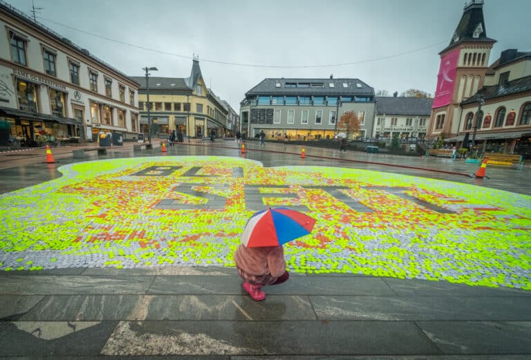 Reflekser som former et stort hjerte på Tønsberg torg. I midten av hjertet står det bli sett.