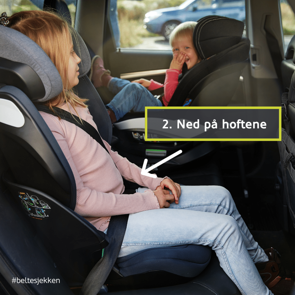Beltet i bilstol, beltestol eller bilpute skal ligge med på hoftene.