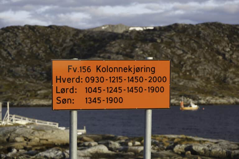 Veiskilt som angir når det er kolonnekjøring på fylkesvei 156.