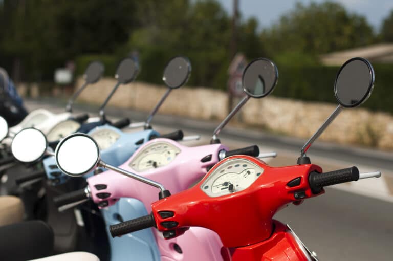 En rekke med mopeder i forskjellige farger.