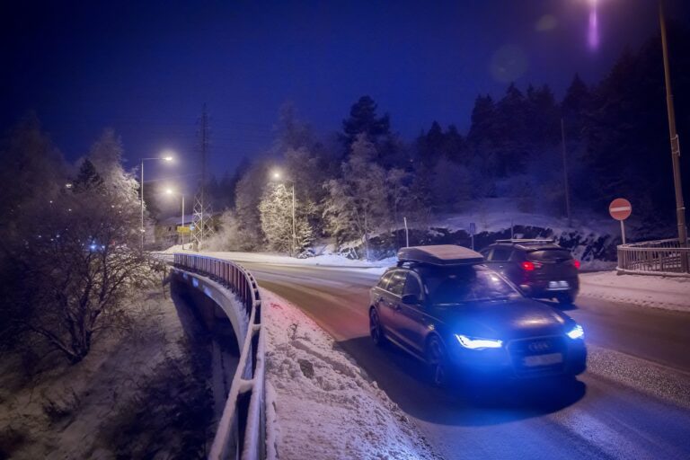 Bil i mørket på vinterføre.