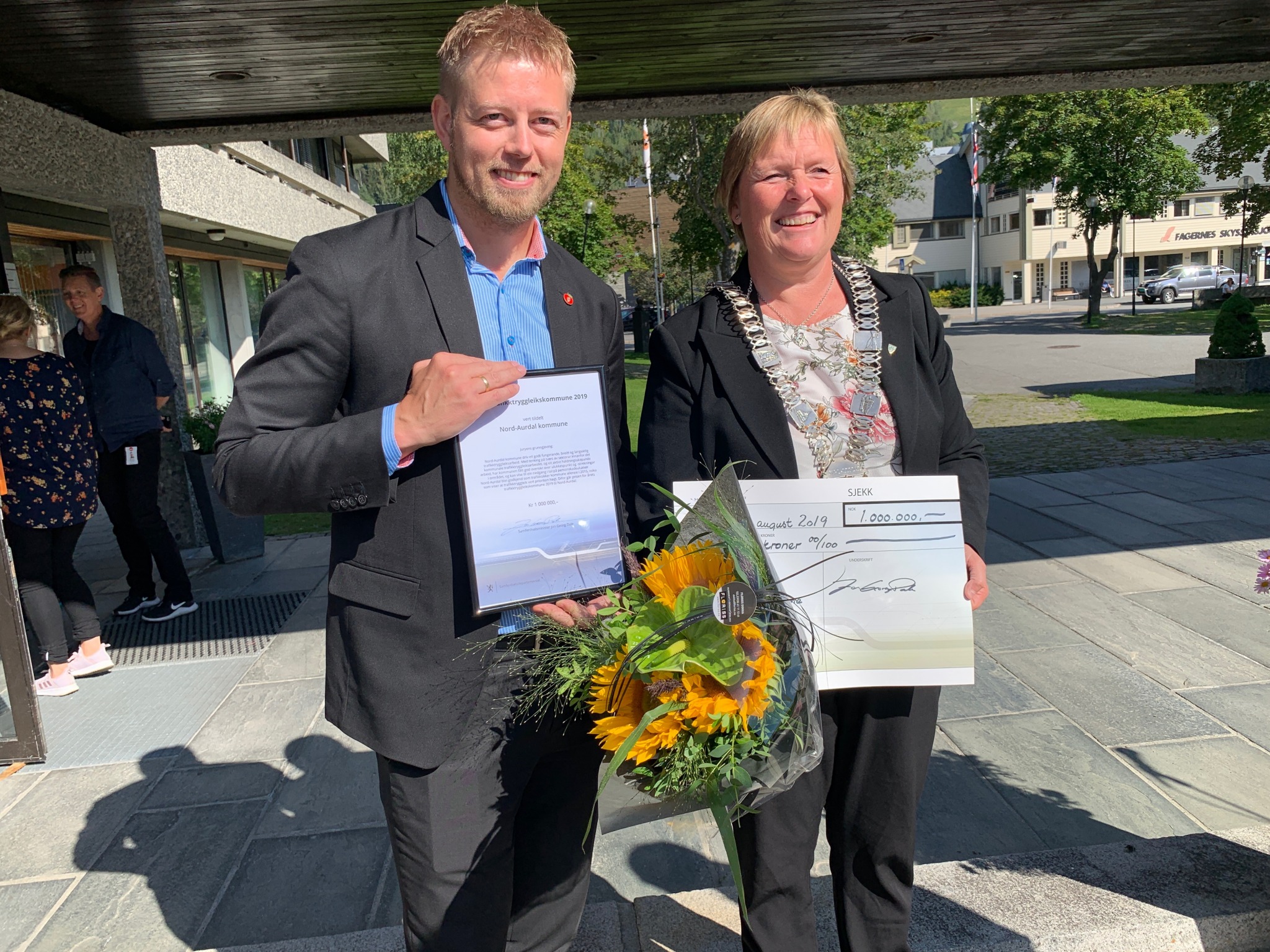 Statssekretær Tommy Skjervold delte ut prisen til ordfører i Nord-Aurdal kommune, Inger Torun Klosbøle.