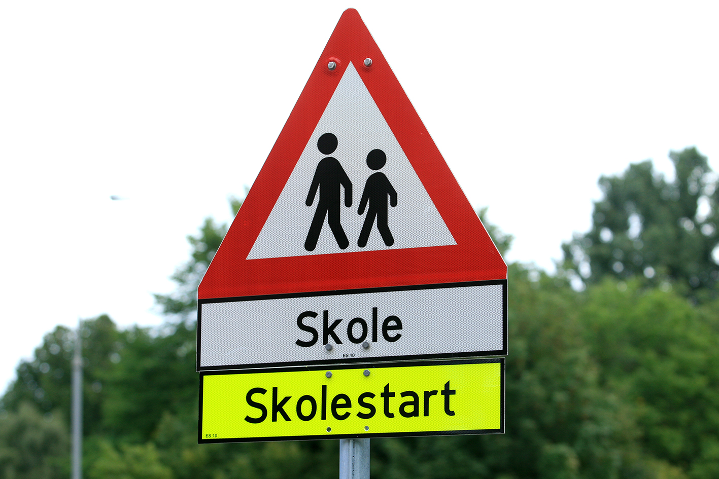 Skilt som varsler barn og gående - skole og skolestart