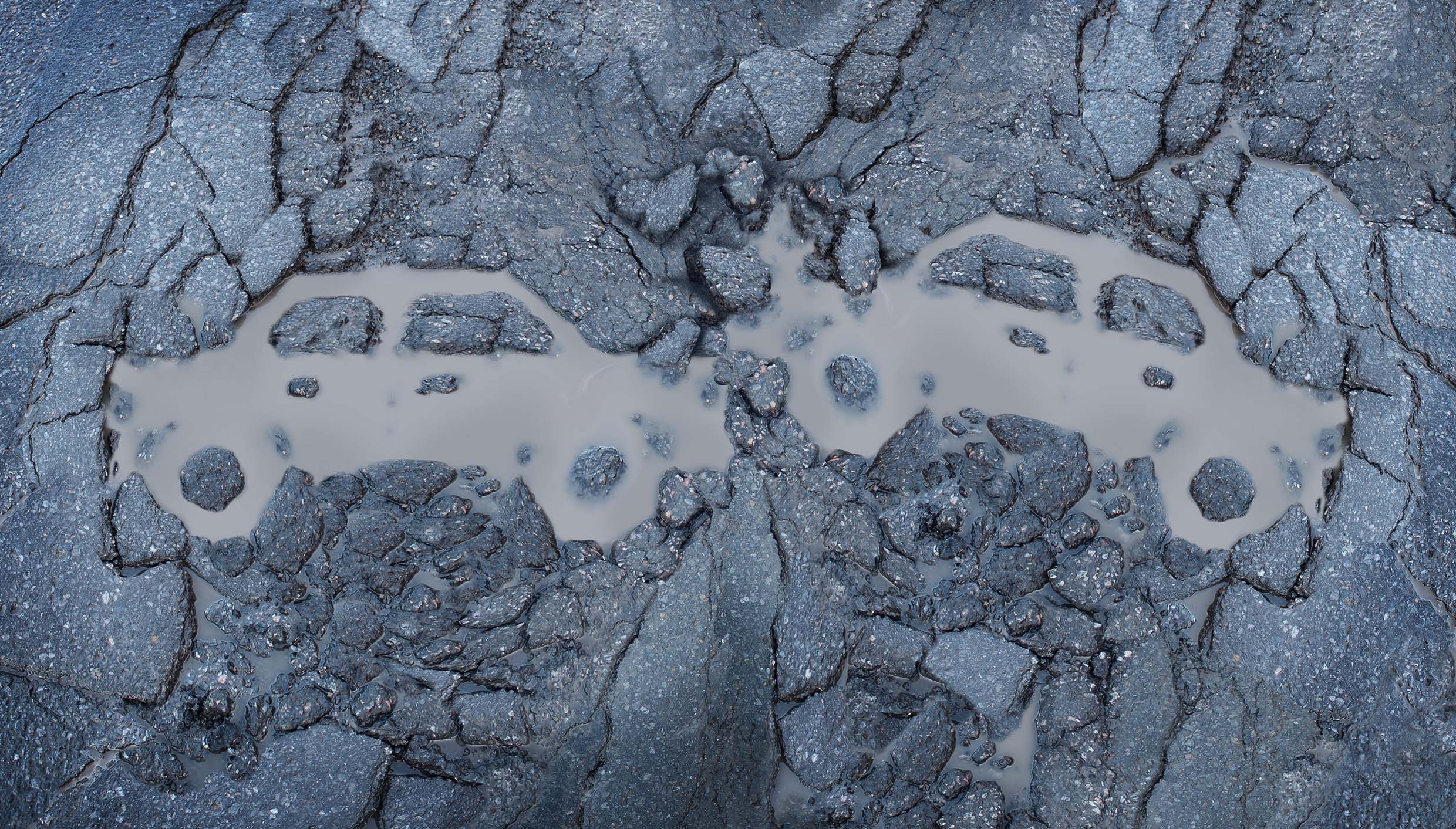 Vannpytter i stein formet som to biler som kræsjer