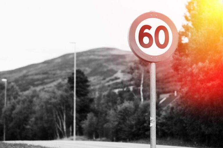 Bilde av et fartsgrenseskilt for 60 kilometer i timen.