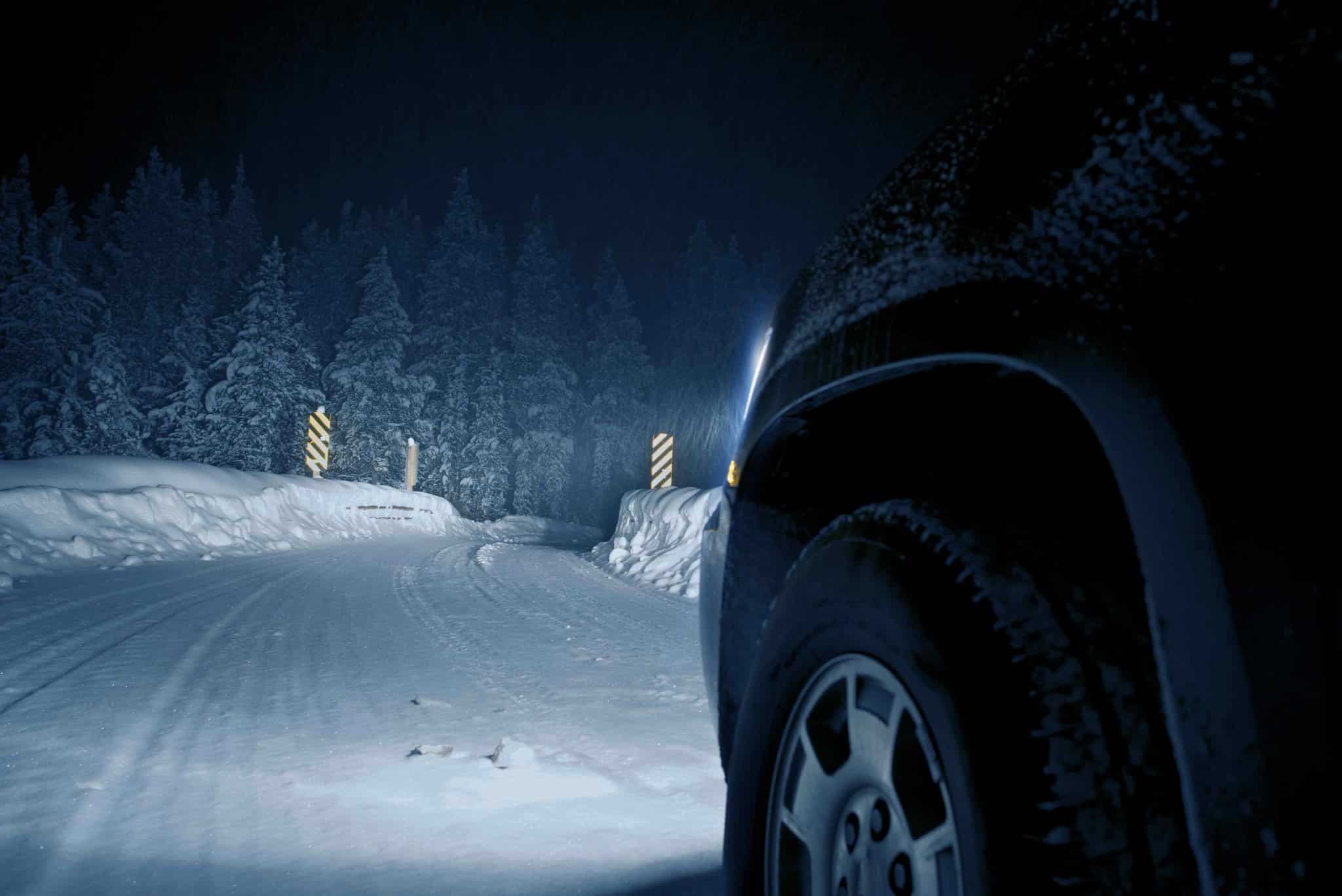 Bil på snø i mørket