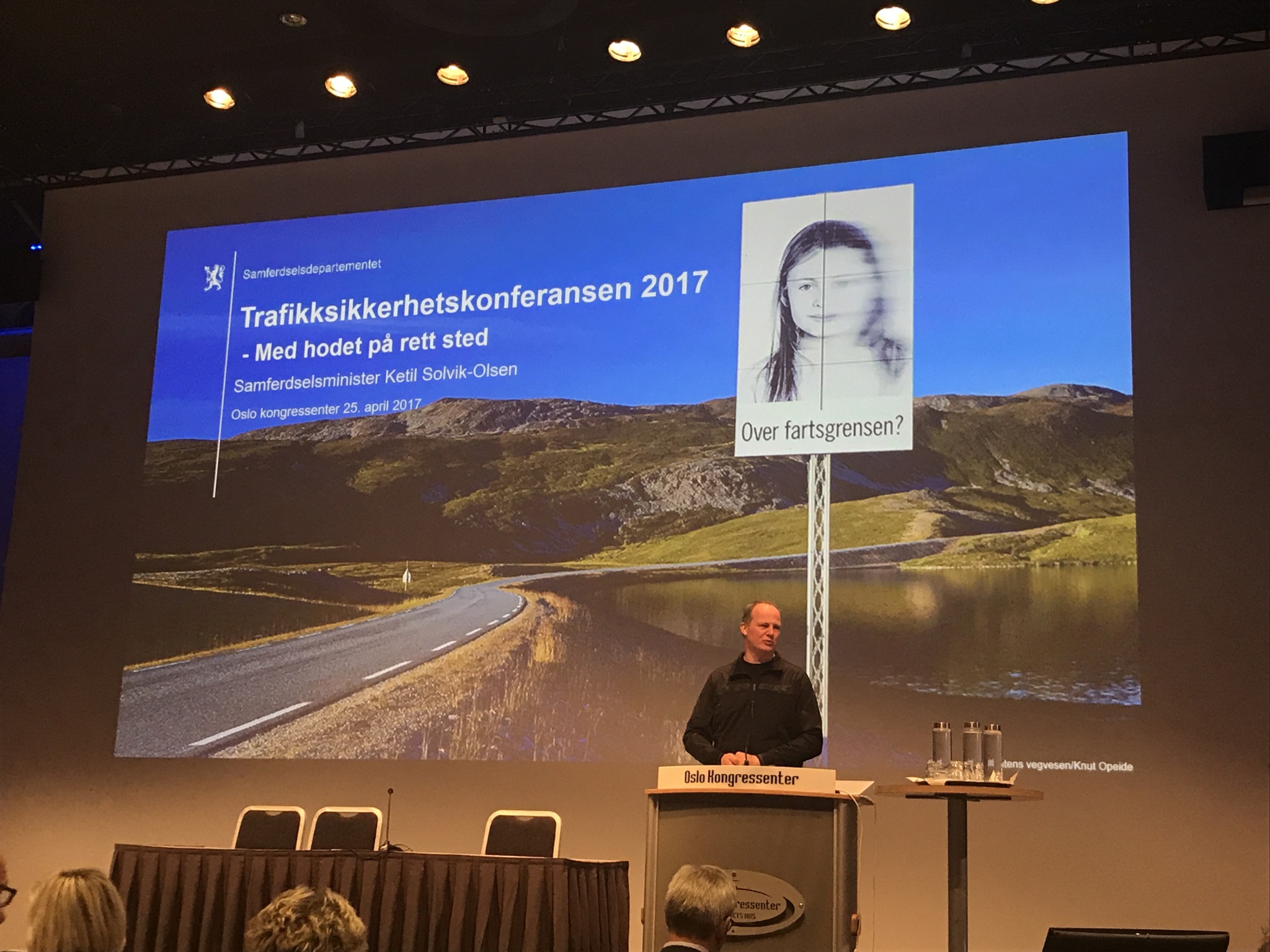 Samferdselsminister Ketil Solvik-Olsen foran et lerrett