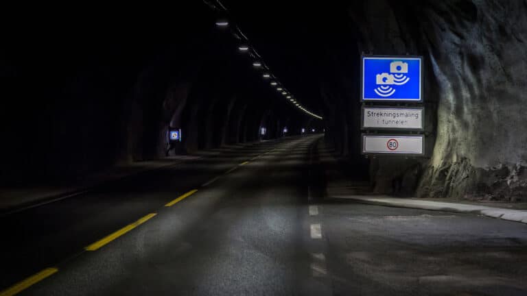 Foto inne i Lærdalstunnelen av skilt som varsler om at det i denne tunnelen er streknings-ATK.