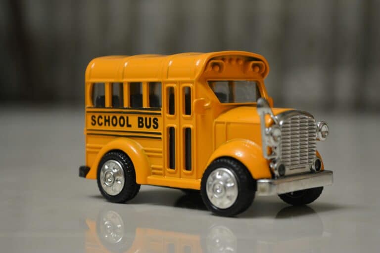 En liten lekebuss som ser ut som en amerikans skolebuss.