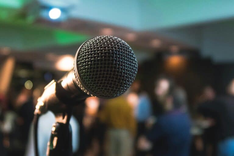 En mikrofon på et stativ i en forsamling.