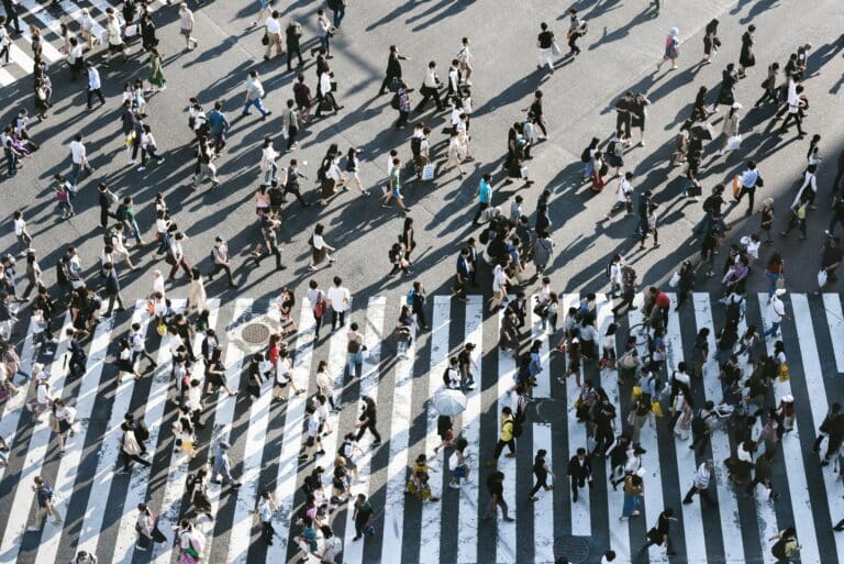 Hundrevis av mennesker som krysser et stort gangfelt. Trolig i Japan.