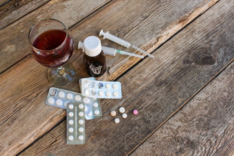Ulike rusmidler: alkohol, medisiner og narkotika.