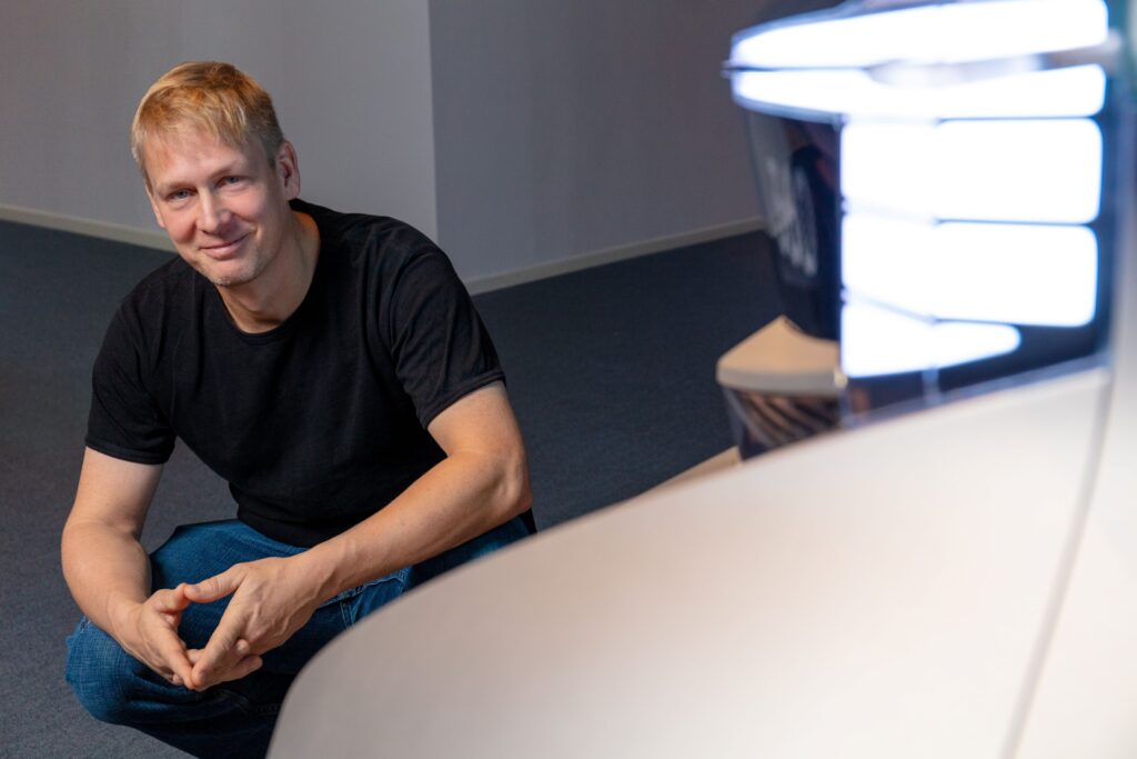 Mikael Ljung Aust fra Volvo Cars Safety Center foran panser på bil.