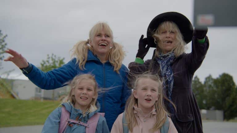 bilde av to damer og to barn