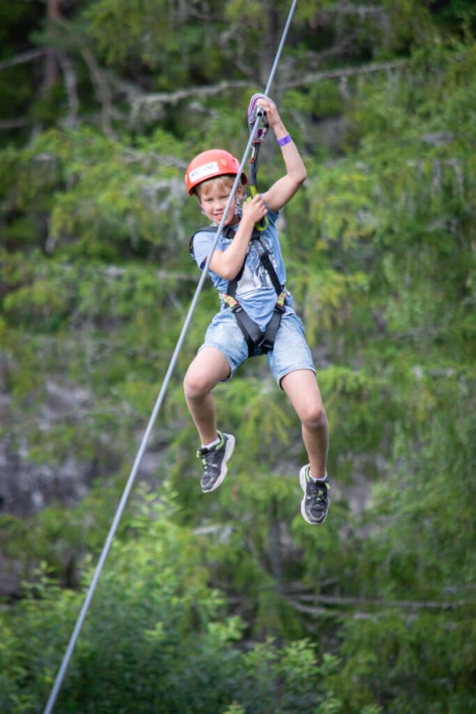 Gutt i zipline i Høyt og lavt