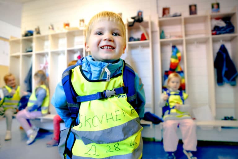 Gutt med refleksvest i barnehagen. Foto