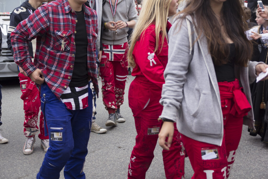 En blåruss og fire rødruss. Vi ser ikke ansiktet.