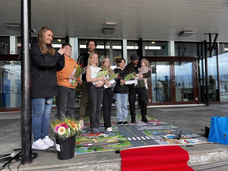 Skuespillerne fikk utdelt en takkegave for innsatsen. Fra venstre: Lena Westrum, Olaf Johannes Krokli, Maja Darre Eriksen, regissør Åsmund Janøy, Maria Jørgensen, Kasper Aasen og Onkel Snorre spilt av Erik A. Schjerven. Han har med seg lille Harriet på rundt 1 år. Foto: Nina Gjervik / Trygg Trafikk