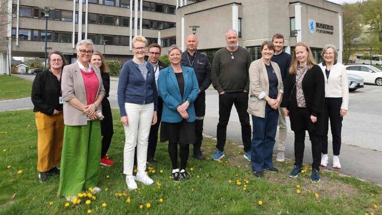 Det nye samordningsorganet for trafikksikkerhet i Buskerud var samlet til oppstartsmøte 8. mai. Drammens- og Hallingdalsregionen var ikke tilstede da bildet ble tatt.